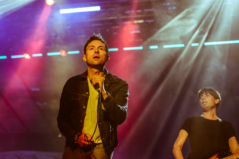 Выйдя на сцену перед пятидесятитысячной толпой, Blur начали сразу с хита «Boys & Girls».