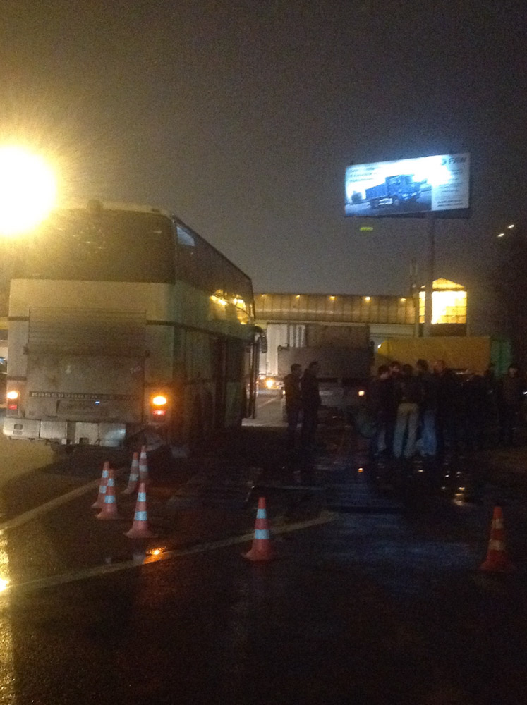 Автобус, остановленный сотрудниками ДПС, на 32-м километре МКАД