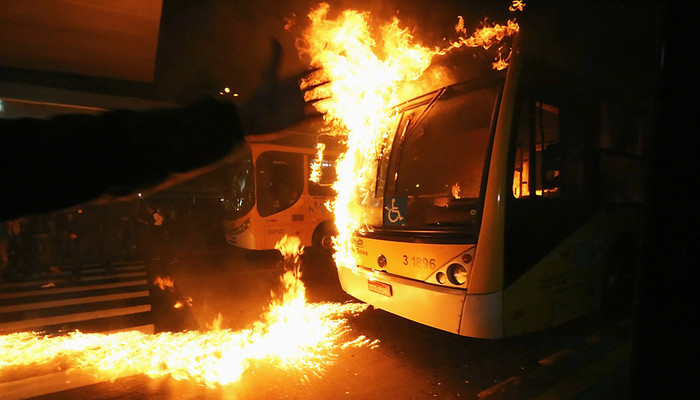 Участники протеста поджигают автобус во время беспорядков в&nbsp;бразильском городе Сан-Паулу