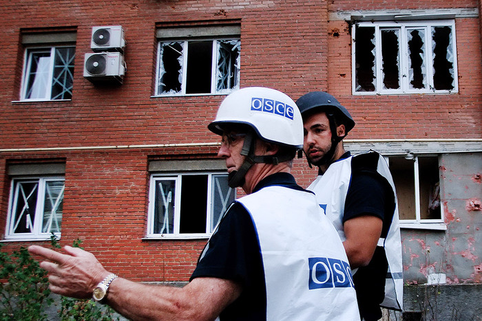 Наблюдатели ОБСЕ у жилого дома, пострадавшего в результате ночного артиллерийского обстрела