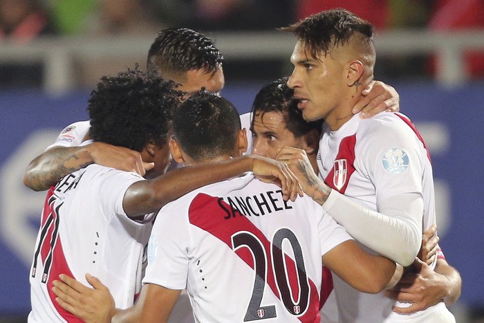 Футболисты сборной Перу празднуют гол в ворота Венесуэлы