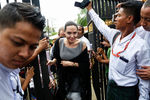 Анджелина Джоли во время официального визита в Мьянму