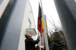 У здания посольства Бельгии в Москве приспустили флаг