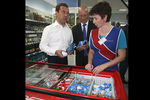 Президент России Дмитрий Медведев с мороженым в магазине Оренбурга, 2010 год