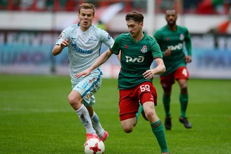 Игрок «Зенита» Александр Кокорин (слева) и игрок «Локомотива» Алексей Миранчук