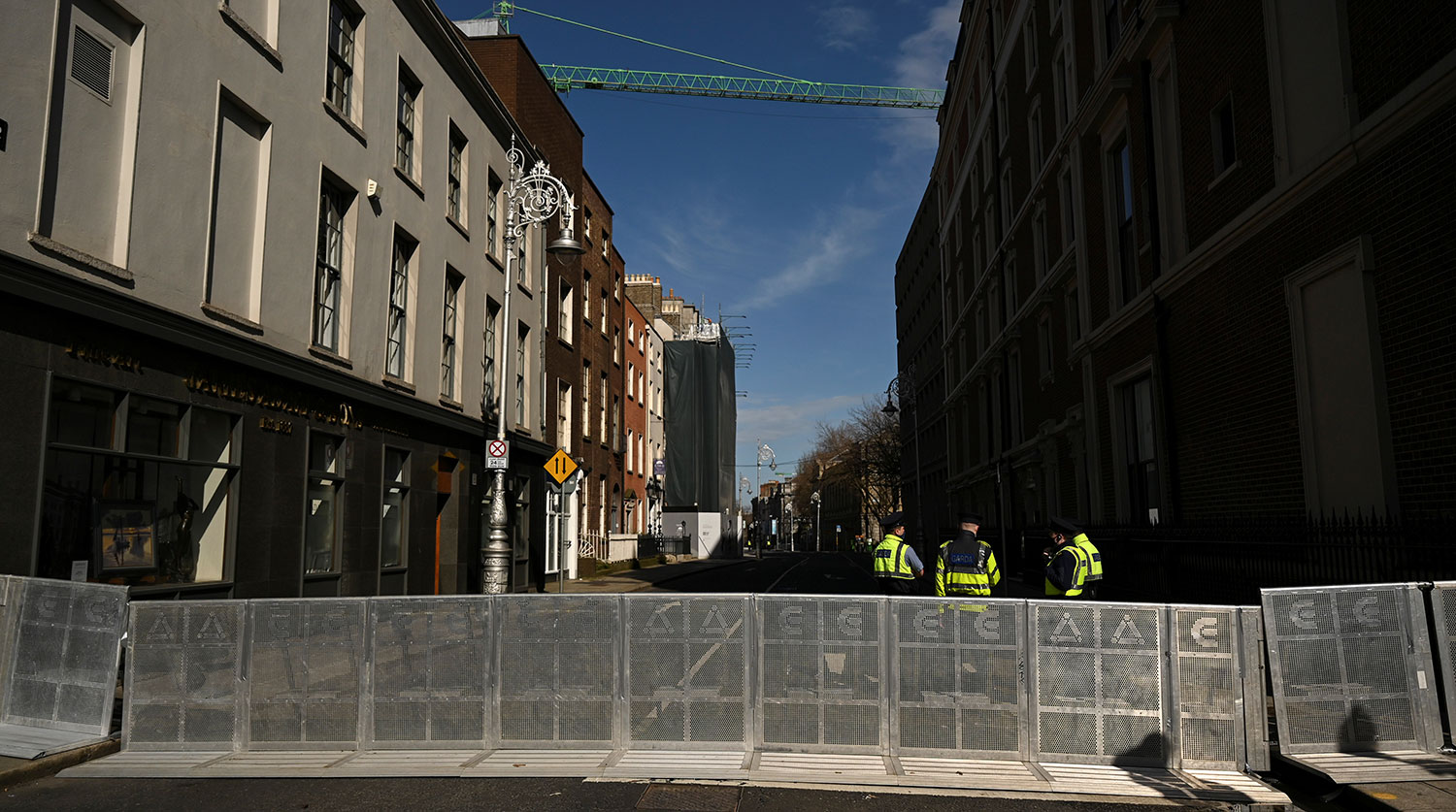 Полиция и перекрытые улицы Дублина в День Святого Патрика, 17 марта 2021 года