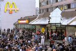 Во время открытия первого ресторана «Макдоналдс» на Пушкинской площади в Москве, 31 января 1990 года