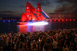 Бриг «Россия» во время ежегодного праздника выпускников «Алые паруса» в акватории реки Невы, 25 июня 2023 года