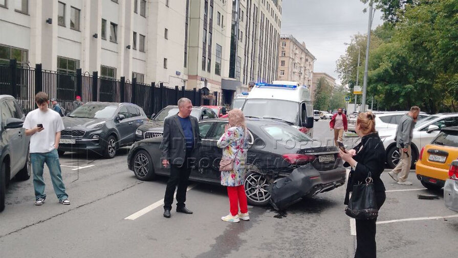 Депутат Госдумы Гурулев на Mercedes-Benz попал в аварию в центре Москвы