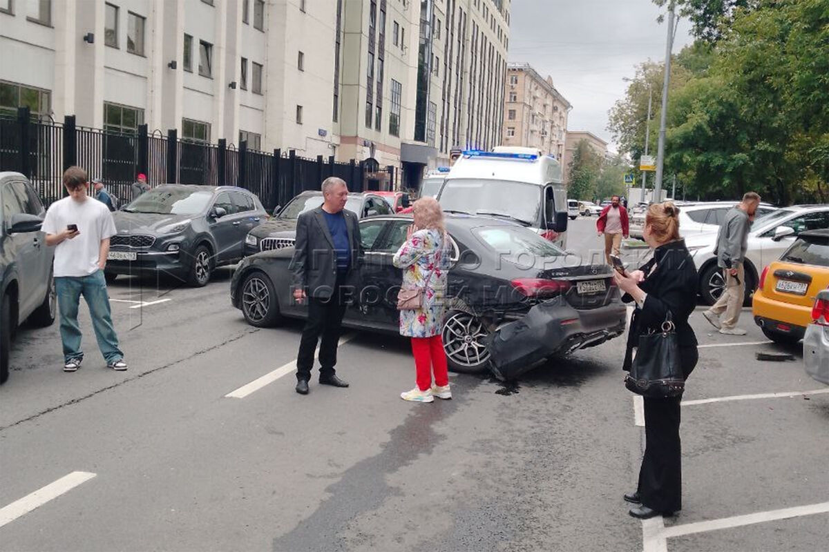 Депутат Госдумы Гурулев на Mercedes-Benz попал в аварию в центре Москвы -  Газета.Ru | Новости