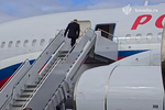 Президент РФ Владимир Путин поднимается на борт самолета после встречи с президентом США Дональдом Трампом
