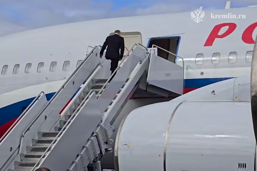 Президент РФ Владимир Путин поднимается на&nbsp;борт самолета после встречи с&nbsp;президентом США Дональдом Трампом