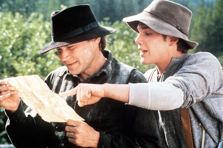 <b>«Белый клык» (1991)</b>
<br><br>
История отличается от романа Джека Лондона — она простая и более сентиментальная. Но основная мысль в&nbsp;целом одна и та же: любовь – сильнее смерти. В&nbsp;1994 году на&nbsp;экраны вышло продолжение ”Белого клыка”. В&nbsp;нем сыграл тот же полуволк-полухаски по&nbsp;кличке Джед. А вот другом ему стал уже другой герой – в&nbsp;исполнении актера Скотта Бэйрстоу.
