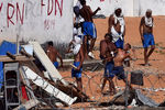 Заключенные тюрьмы Alcacuz на северо-востоке Бразилии во время беспорядков, 19 января 2017 года