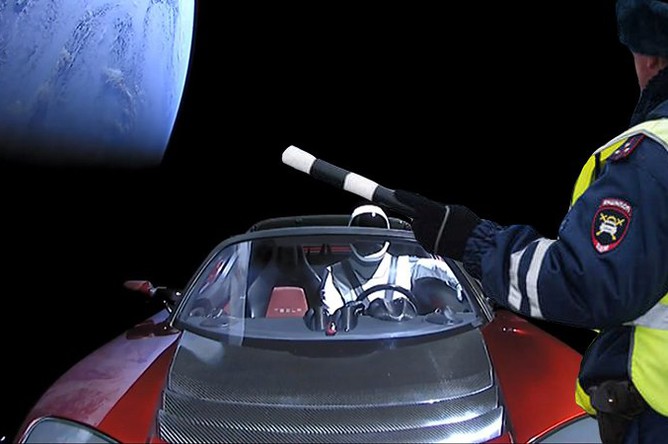 Tesla Roadster Илона Маска останавливает сотрудник ДПС (коллаж)