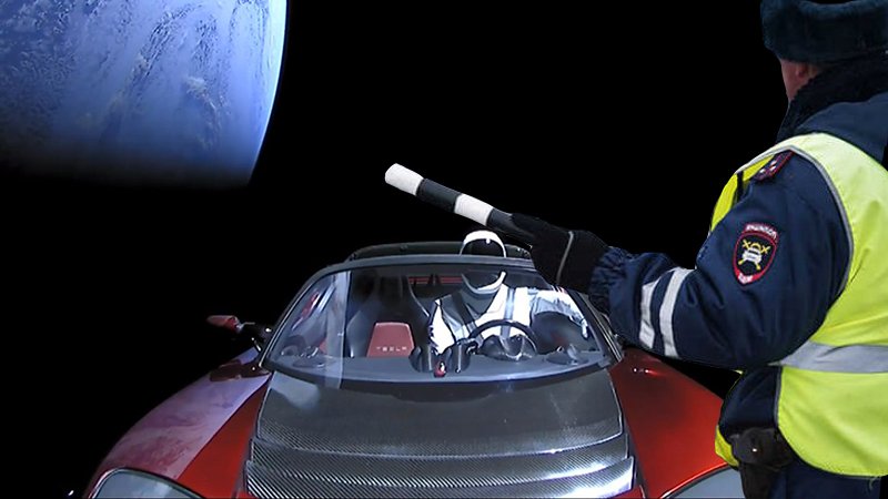 Tesla Roadster Илона Маска останавливает сотрудник ДПС (коллаж)
