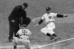 Игрок «Нью-Йорк Янкиз» Джо Ди Маджо во время игры с «Сент-Луис Браунс» в Нью-Йорке, 1950 год