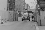 Автомобиль проезжает через Чекпойнт Чарли (КПП «Чарли») в Западный Берлин, август 1961 года