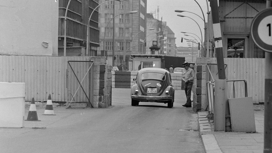 Автомобиль проезжает через&nbsp;Чекпойнт Чарли (КПП &laquo;Чарли&raquo;) в&nbsp;Западный Берлин, август 1961 года