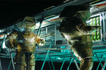 <b>«Пекло» (2007)</b>
<br><br>
Действие научно-фантастического триллера разворачивается в 2057 году, когда человечество сталкивается с угрозой вымирания из-за гаснущего Солнца. Тогда земляне отправляют космический корабль «Икар-2», чтобы доставить заряд, который воспламенит Солнце. Однако на пути в космическом пространстве экипаж зафиксировал сигнал с космического корабля «Икар-1», который семь лет назад пропал без вести. Членов экипажа сыграли Киллиан Мерфи, Крис Эванс, Роуз Бирн, Мишель Йео и другие. 