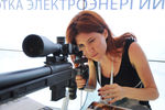 Анна Чапман у стенда высокоточных оружейных систем ORSIS на X Международном инвестиционном форуме «Сочи -2011»