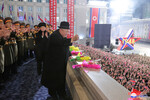 Ким Чен Ын приветствует участников парада в честь 75-летия Корейской народной армии на площади Ким Ир Сена в Пхеньяне, Северная Корея, 8 февраля 2023 года