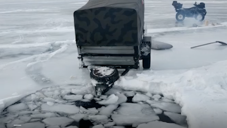 На Байкале под лед провалился внедорожник Mitsubishi Pajero