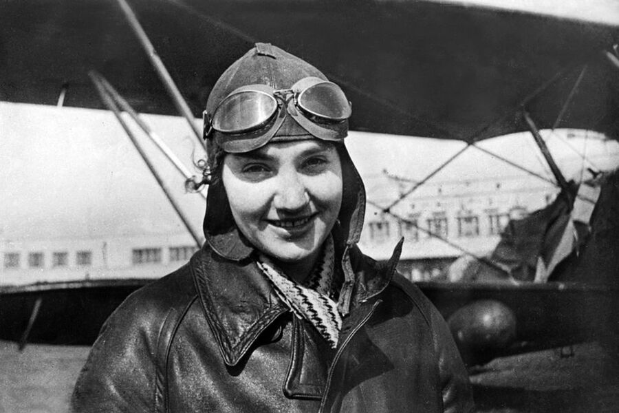 Валентина Гризодубова на Центральном аэродроме имени М.В. Фрунзе, 1938 год