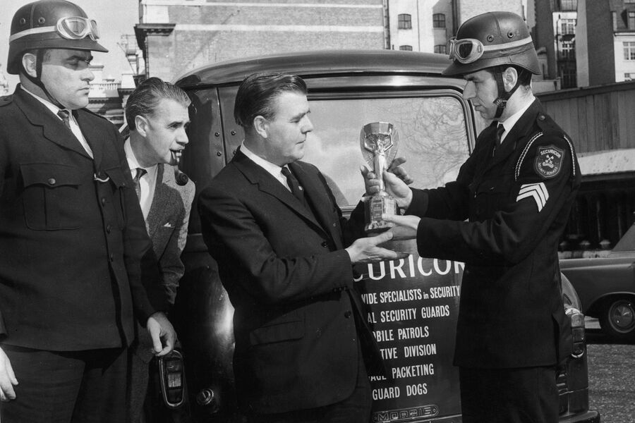 Передача трофея перед чемпионатом мира 1966 года в Лондоне