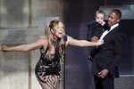 Певица Мэрайя Кэри, ее муж Ник Кэннон и сын Морокка на премии BET Awards, 2012 год 