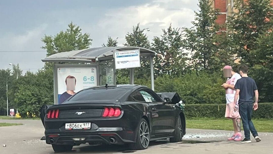 В Москве Ford Mustang влетел в остановку с людьми