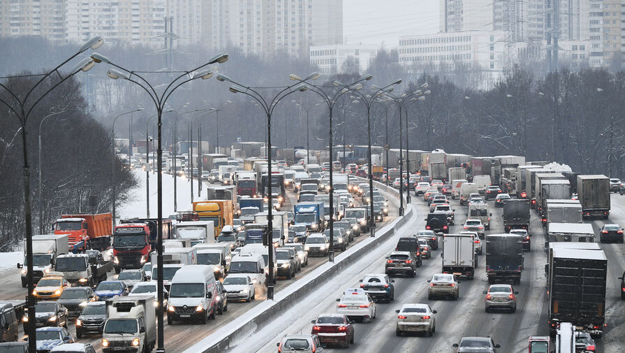 Дептранс предупредил о пробках на МКАД из-за снегопада