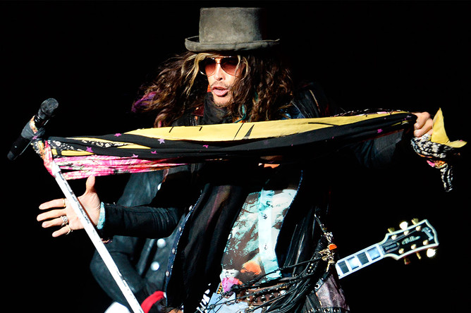 Вокалист Aerosmith Стивен Тайлер на концерте в Москве