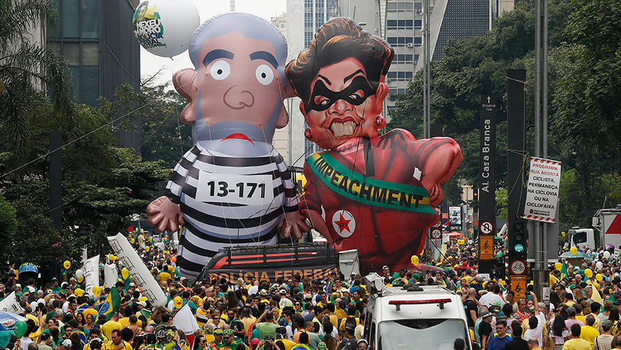 Возмущение демонстрантов подогревается контрастом между&nbsp;популистскими заявлениями Руссефф о&nbsp;социальной справедливости и многомиллионными взятками в&nbsp;правящей верхушке Бразилии, данные о&nbsp;которых все чаще появляются в&nbsp;местных СМИ. Бывший президент Бразилии Лула да Силва, в&nbsp;свою очередь, уже приходил в&nbsp;полицию на&nbsp;допрос