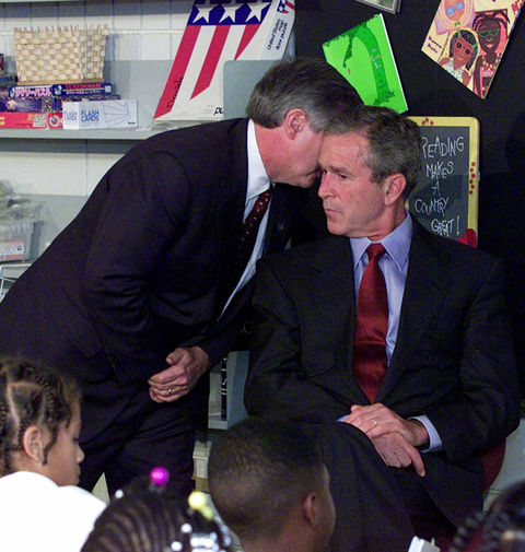 Глава президентской администрации Буша Энди Кард сообщает Джорджу Бушу о террористической атаке. В это время Буш был в начальной школе в Сарасоте, 11 сентября 2001 года