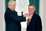 Президент РФ Борис Ельцин (слева) награждает писателя Фазиля Искандера орденом «За заслуги перед Отечеством» III степени, 1999 год