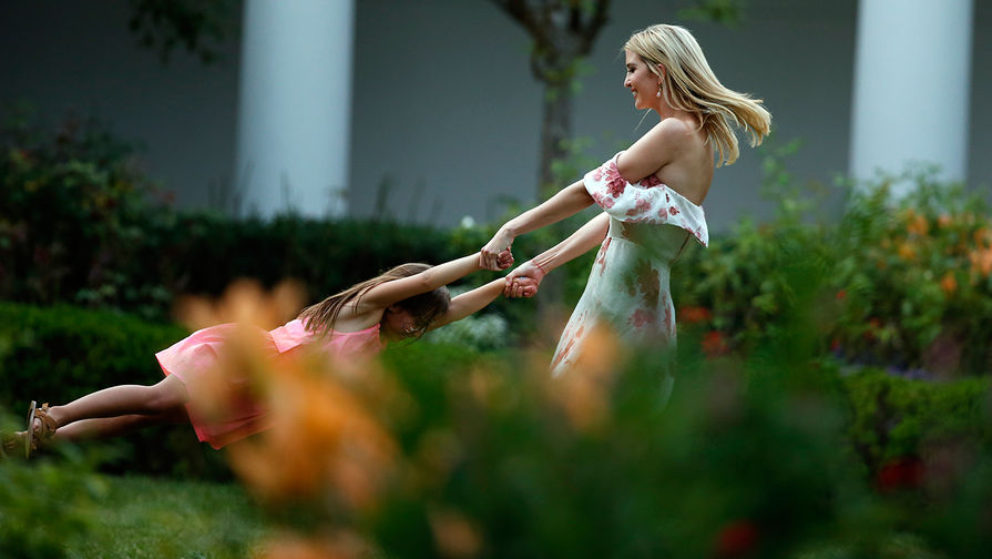 Иванка Трамп с дочерью Арабеллой на лужайке Белого дома в Вашингтоне, 2017 год