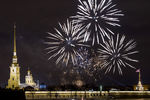 Праздничный салют над Петропавловской крепостью в Санкт-Петербурге