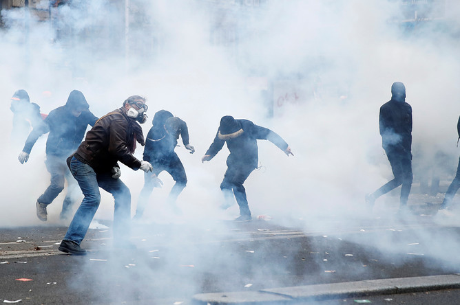 Столкновения между демонстрантами и полицией в Париже во время акции протеста против пенсионной реформы, 5 декабря 2019 года