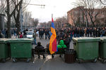 Баррикады сторонников оппозиции во время митинга в центре Еревана, 25 февраля 2021 года