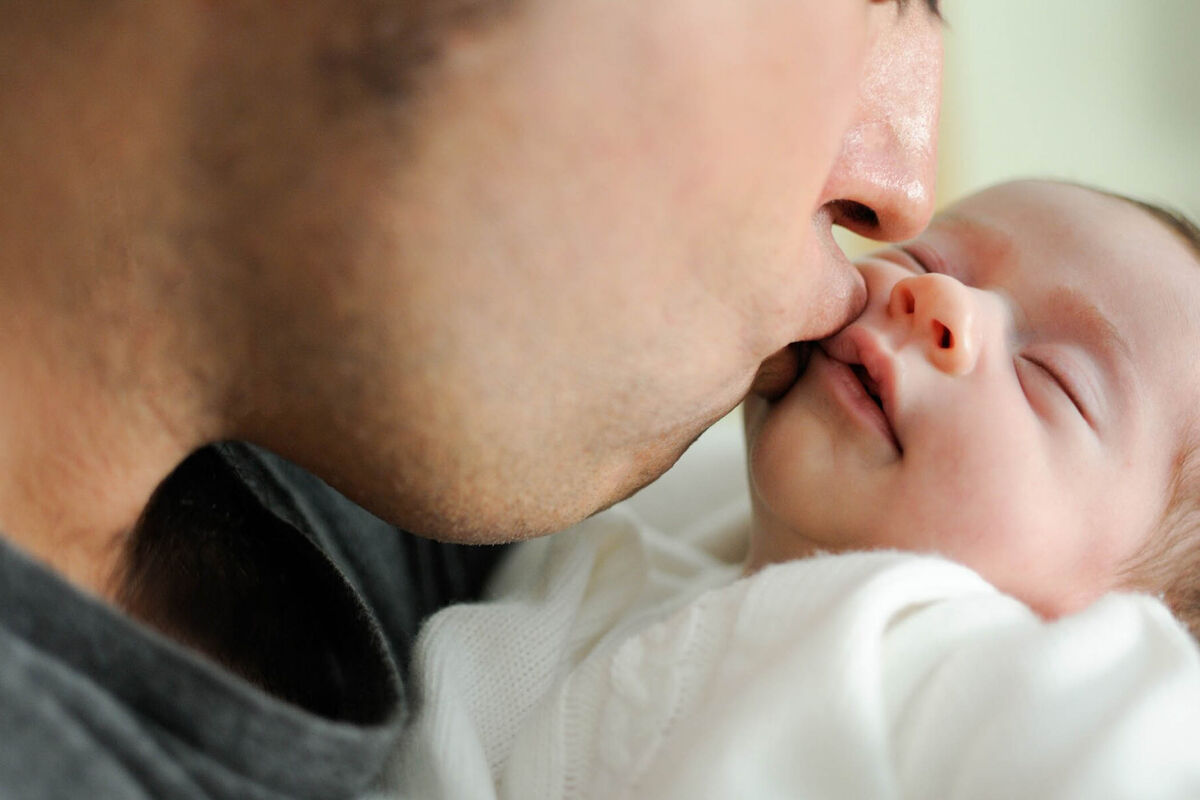Звезды-родители против психологов: можно ли целовать ребенка в губы