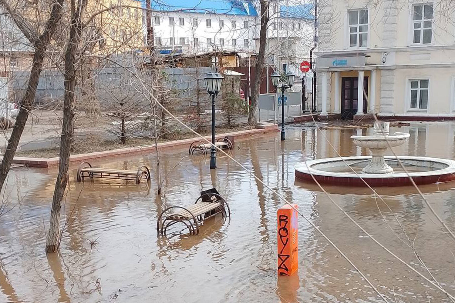 «Вчера присели на лавочки, а сегодня они в воде»: жительница Оренбурга о  наводнении в городе - Газета.Ru | Новости