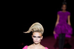Модель Наташа Поли во время показа коллекции Marc Jacobs на Нью-Йоркской неделе моды, 2009 год