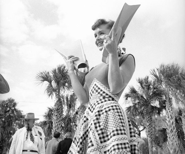 Дебби Рейнольдс с&nbsp;ластами из&nbsp;фильма &laquo;Под водой!&raquo; во Флориде, 1955&nbsp;год
