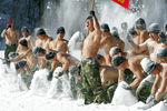 Южнокорейские военные купаются в снегу, 2005 год