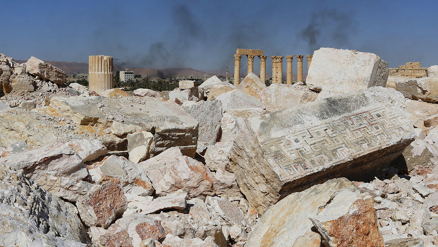 Дым над современной частью сирийской Пальмиры со стороны исторического города, 1 апреля 2016 года