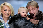 Евгений Плющенко и Яна Рудковская поженились в 2009 году. Пара воспитывает сына Александра, который родился в 2013 году