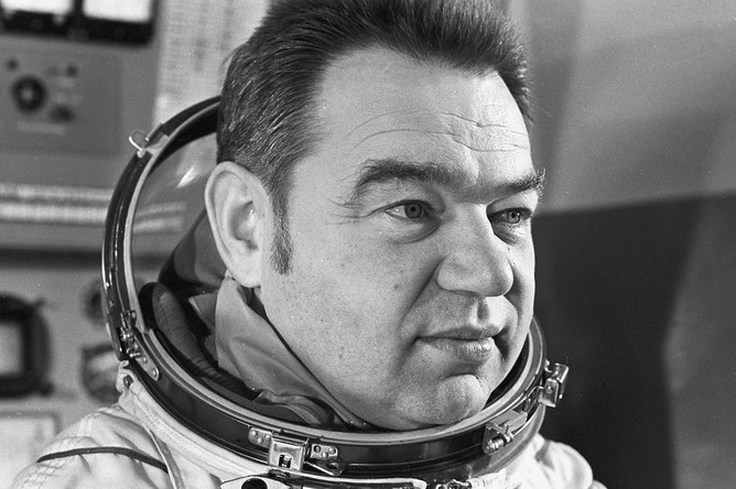 Летчик-космонавт СССР Герой Советского Союза, бортинженер космического корабля «Союз-26» Георгий Михайлович Гречко во время подготовки к полету в Центре подготовки космонавтов имени Ю.А. Гагарина в Звездном городке, 1977 год