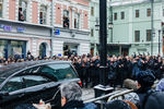 Катафалк у входа в МХТ имени Чехова после церемонии прощания с Олегом Табаковым, 15 марта 2018 года