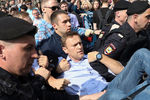 Задержание оппозиционного политика Алексея Навального во время несогласованной акции в центре Москвы, 5 мая 2018 года